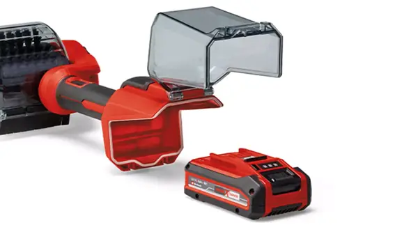 Otevřený kryt akumulátoru akumulátorového povrchového kartáče Einhell PICOBELLA 18/90, vedle je akumulátor Power X-Change.