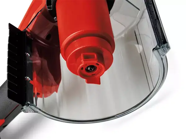 Detailní pohled na kryt proti stříkající vodě na hlavě kartáče akumulátorového povrchového kartáče Einhell PICOBELLA 18/90.