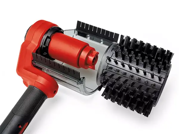 Beznástrojová výměna kartáče u akumulátorového povrchového kartáče Einhell PICOBELLA 18/90, kartáč částečně vyjmutý.