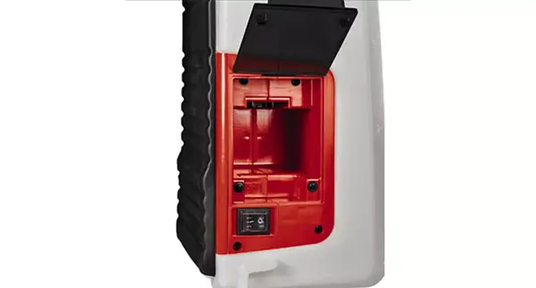 Detailansicht der geöffneten Akku-Abdeckung und des Ein-/Ausschalters am Einhell Akku-Drucksprühgerät GE-WS 18/150 Li-Solo.