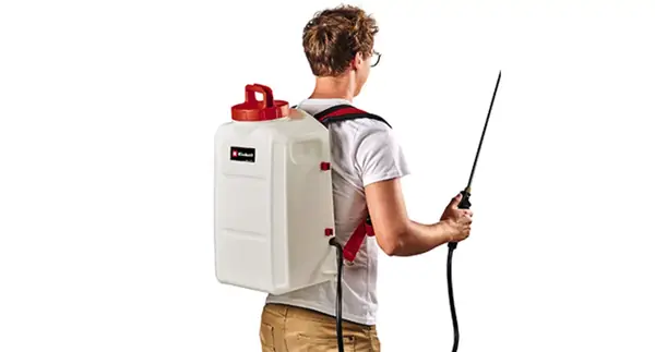 Ein Mann trägt das Einhell Akku-Drucksprühgerät GE-WS 18/150 Li-Solo als Rückenspritze und hält die Sprühlanze in der Hand.