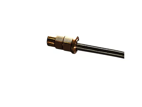 Messingdüse an der Sprühlanze des Einhell Akku-Drucksprühgeräts GE-WS 18/150 Li-Solo auf weißem Hintergrund.