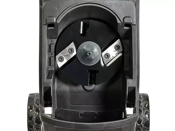 Pohled shora do vnitřní části elektrického nožového drtiče Einhell GC-KS 2540 se dvěma robustními oboustrannými noži.