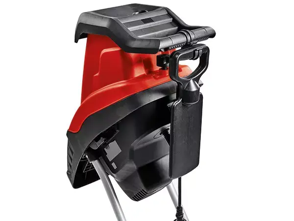 Pěchovač elektrického nožového drtiče Einhell GC-KS 2540 je uchycen vzadu na zařízení pro uskladnění.