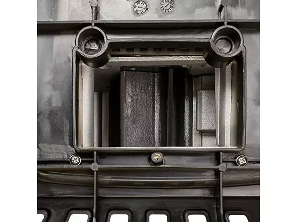 Detailní pohled na řezný válec uvnitř elektrického tichého drtiče Einhell GC-RS 60 CB.