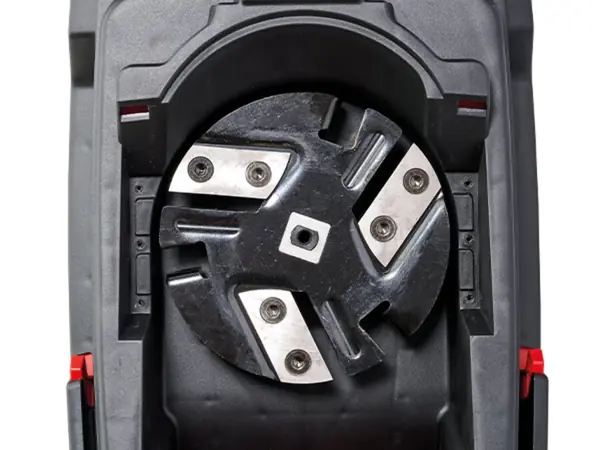 Spodní pohled na akumulátorový nožový drtič REDAXXO 36/25 se třemi viditelnými robustními otočnými noži.