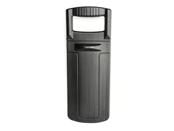 Pěchovač dodávaný s akumulátorovým nožovým drtičem REDAXXO 36/25 pro bezpečné posouvání materiálu.