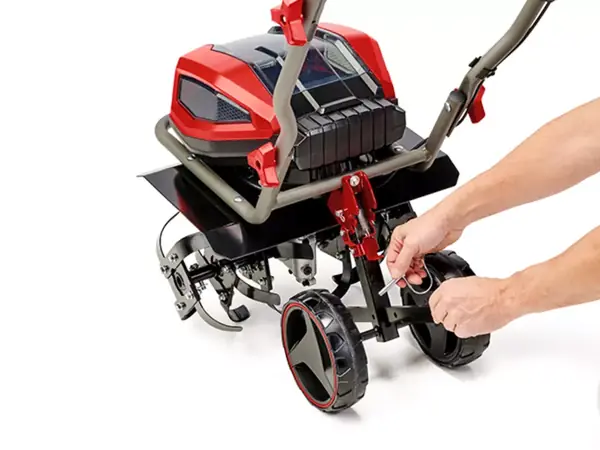 Az Einhell GP-CR 36/45 Li E BL akkumulátoros kapálógép jól látható csoroszlyával; egy személy kézzel állítja be.