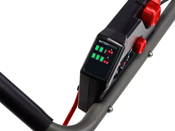 Az Einhell GP-CR 36/45 Li E BL akkumulátoros kapálógép részletes nézete beépített LED-kijelzővel.