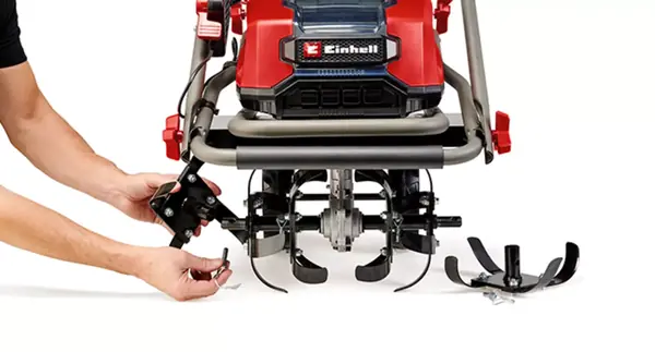Az Einhell GP-CR 36/45 Li E BL akkumulátoros kapálógép oldalnézete, két állítható magasságú kerékkel a készülék hátulján.