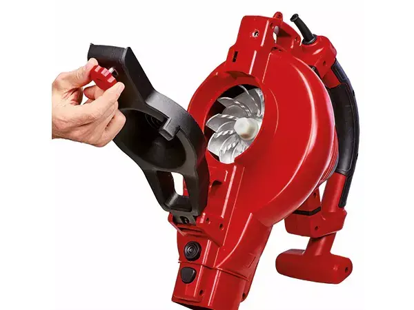 Otevřený čistící otvor elektrického vysavače listí Einhell GC-EL 3000 E s integrovanou bezpečnostní funkcí spínače.