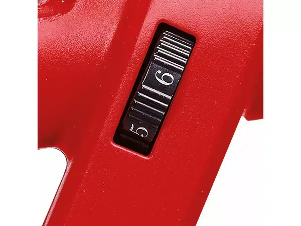 Detailní záběr na regulační kolečko pro plynulé nastavení otáček na krytu elektrického vysavače listí Einhell GC-EL 3000 E.