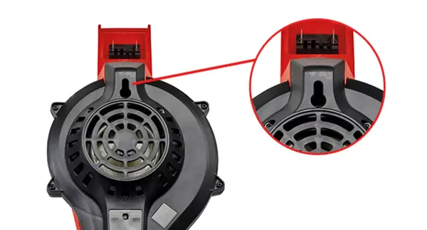 Pohled na větrák akumulátorového foukače listí Einhell GE-UB 18/250 Li E (1x4.0Ah) se zvýrazněným integrovaným nástěnným držákem.