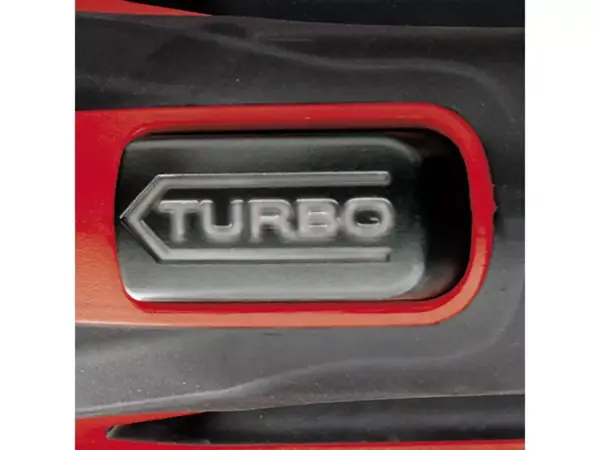 Detailní záběr na turbo spínač akumulátorového fukaru Einhell GP-LB 36/210 Li E s nápisem „TURBO“ na černém tlačítku.