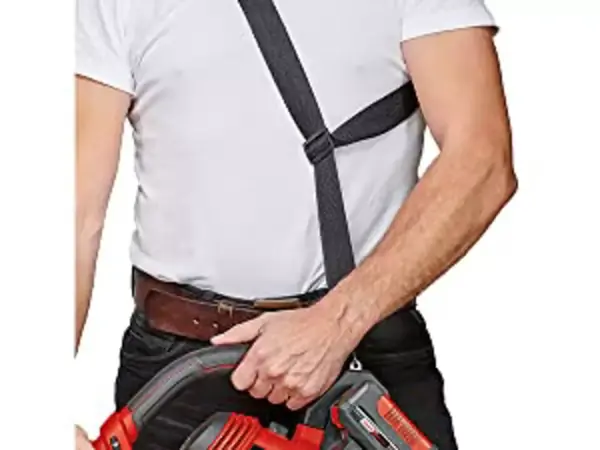 Muž s černým popruhem nesoucí aku vysavač listí Einhell GE CL 36 230 Li E Solo přes rameno