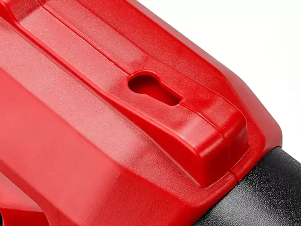 Detailní pohled na integrovaný držák na zeď na těle akumulátorového foukače listí Einhell GP-LB 36/230 Li E BL-Solo.