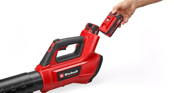 Akumulátorový foukač listí Einhell GP-LB 36/230 Li E BL-Solo s vloženou baterií; ruka vkládá baterii.