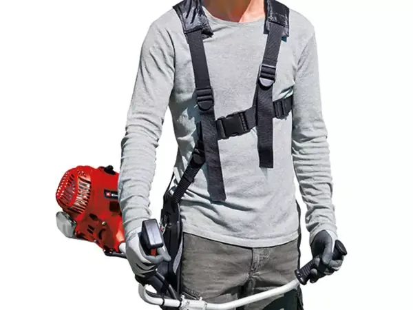 Muž nese benzínovou kosu Einhell GC-BC 30/1 I AS s polstrovaným nosným popruhem.