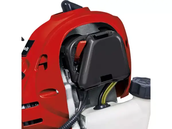 Detail dvoutaktního motoru benzínové kosy Einhell GC-BC 30/1 I AS v červeném krytu.