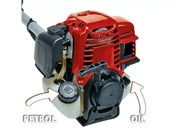 Čtyřtaktní motor benzínového křovinořezu Einhell GC-BC 36-4 S s označenými plnicími otvory pro benzín a olej.