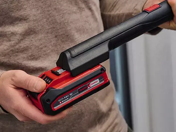 Akumulátor se vkládá do těla teleskopické tyče pro BRILLIANTO.