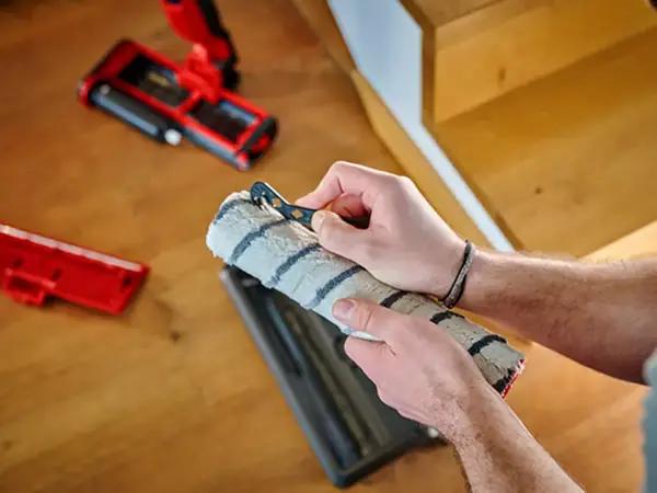 Válec akumulátorového čističe tvrdých podlah Einhell CLEANEXXO je pro čištění vyjmut ze zařízení.