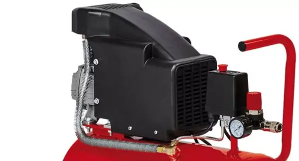 Motor kompresoru Einhell TC-AC 190/24/8 s černým krytem v detailu.