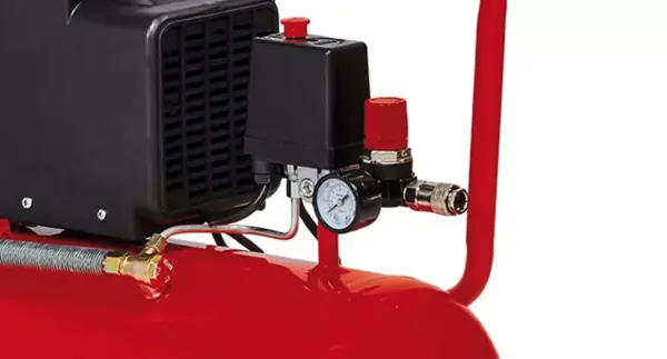 Manometr a redukční ventil kompresoru Einhell TC-AC 190/24/8 v detailu.