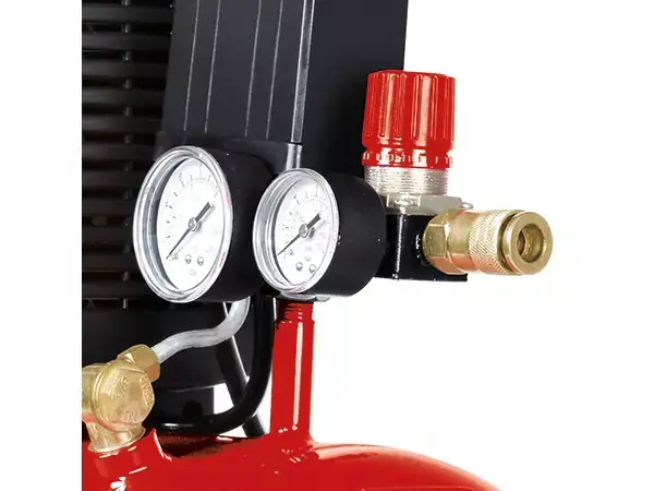 Dva manometry na kompresoru Einhell TE-AC 230/24/8 pro zobrazení pracovního a tlakové nádoby.