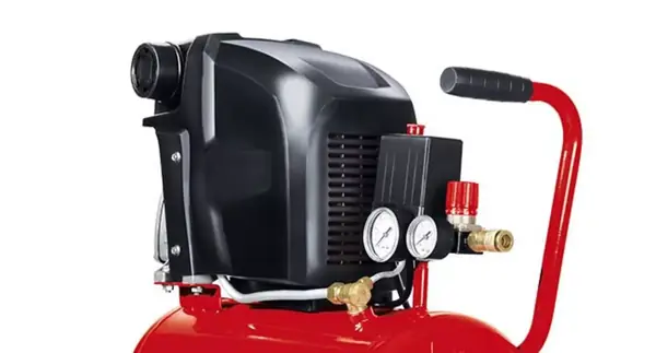 Boční pohled na motor kompresoru Einhell TE-AC 230/24/8 s černým ochranným krytem a červenou rukojetí.