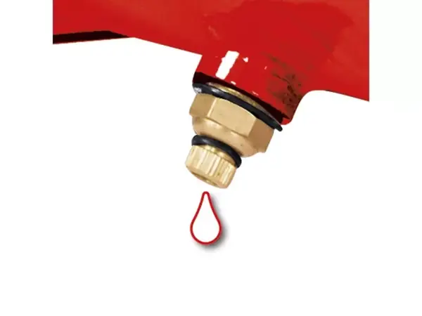 Vypouštěcí šroub ve spodní části tlakové nádoby kompresoru Einhell TE-AC 230/24/8 v detailu.