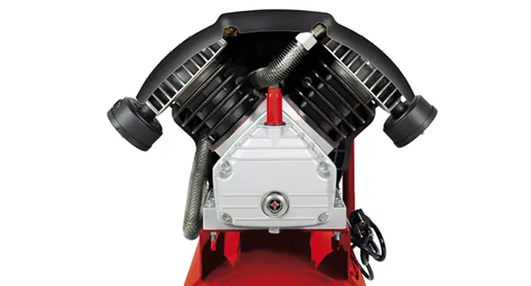 Obere Ansicht des Motors mit Kompressorpumpe des Einhell Kompressors TC-AC 420/50/10 V in V-Anordnung.