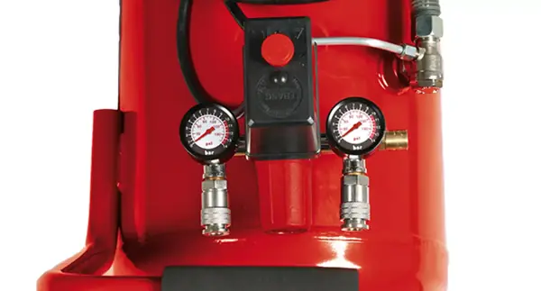 Zwei Manometer zur Anzeige von Arbeits- und Kesseldruck an der Frontseite des Einhell Kompressors TC-AC 420/50/10 V.