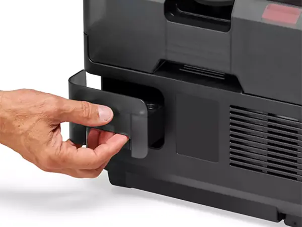 Nahaufnahme des Zubehörfachs am Einhell Akku-Kompressor TE-AC 36/150 Li OF, das mit einer Hand geöffnet wird.