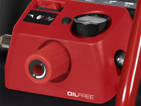 Ansicht des roten Druckminderers am Akku-Kompressor zur Regulierung des Ausgangsdrucks.