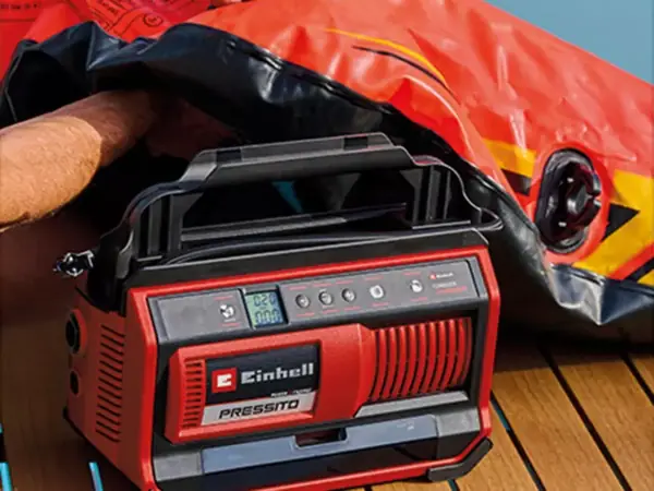 Akumulátorový kompresor Einhell PRESSITO 18/25 se používá k nafouknutí nafukovacího člunu.