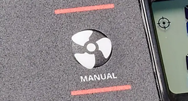 Detailní pohled na tlačítko „MANUAL“ akumulátorového kompresoru Einhell PRESSITO 18/25 se symbolem ventilátoru pro ruční ovládání.