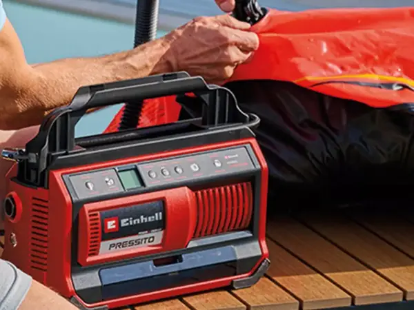 Der Einhell Akku-Kompressor PRESSITO 18/25 Hybrid wird zum Aufpumpen eines Schlauchboots verwendet.