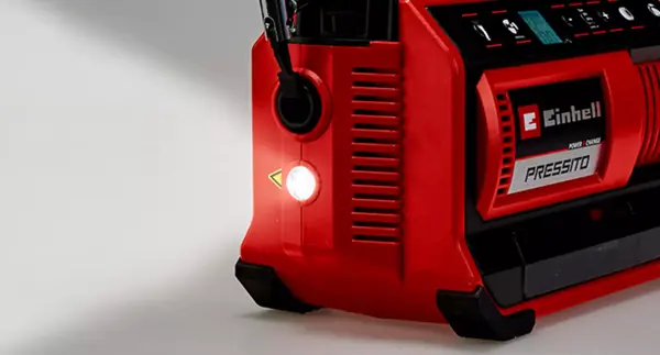 Zapnuté LED světlo na přední straně akumulátorového kompresoru Einhell PRESSITO 18/25 Hybrid.
