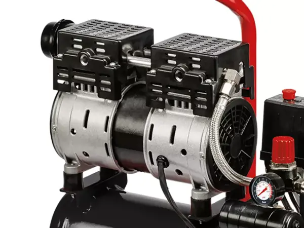 Der Motor des Einhell Kompressors TE-AC 110/6 Silent Plus mit zwei nebeneinanderliegenden, gekapselten Zylindereinheiten.