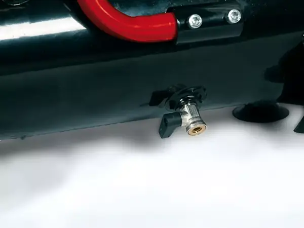 Entwässerungshahn an der Unterseite des Drucklufttanks des Einhell Kompressors TE-AC 110/6 Silent Plus.