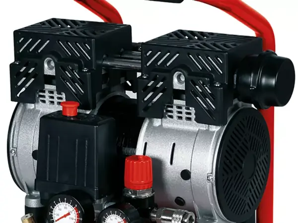Motor kompresoru Einhell TE-AC 135/24 Silent Plus se dvěma válci a zvukově izolovaným krytem.