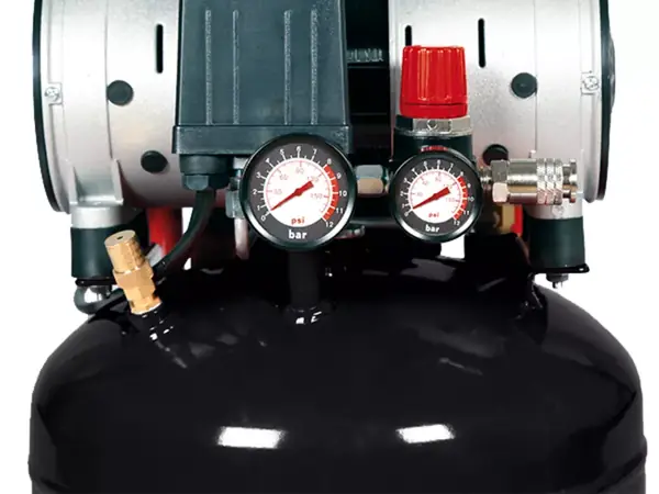 Dva manometry a regulátor tlaku na přední straně kompresoru Einhell TE-AC 135/24 Silent Plus.