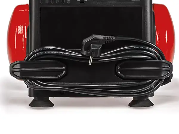 Rückseite des Einhell Kompressors TC-AC 190/6/8 OF Set mit aufgewickeltem Netzkabel an der integrierten Kabelhalterung.