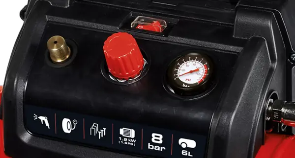 Detailní záběr ovládacího panelu s červeným redukčním ventilem, manometrem a lištou se symboly kompresoru Einhell TC-AC 190/6/8 OF Set.