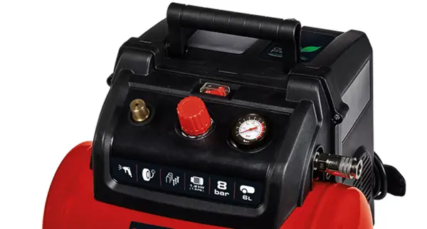 Horní část kompresoru Einhell TC-AC 190/6/8 OF Set s rukojetí a krytem motoru z černého plastu.