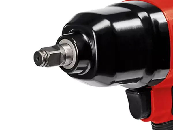 Bočný pohľad na pohon pneumatického rázového uťahováka Einhell TC-PW 340 s namontovaným štvorhranom.