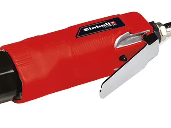 Boční pohled na Einhell TC-PR 68 s pogumovanou rukojetí a chromovanou ovládací pákou.