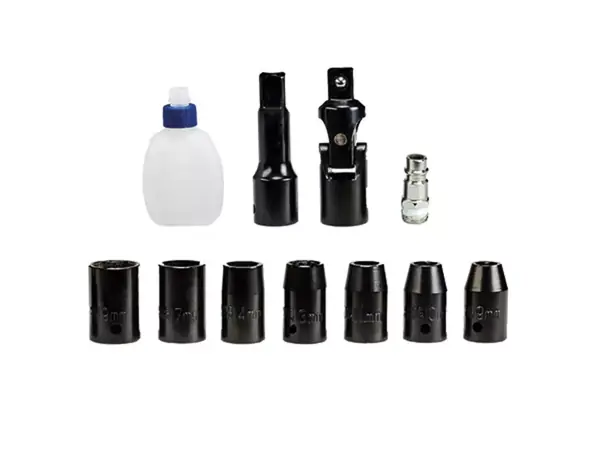 Sada příslušenství k Einhell TC-PR 68 s devíti nástrčnými klíči, adaptéry, olejničkou a vsuvkou na bílém pozadí.