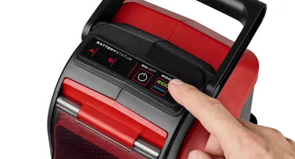 Prstem stiskněte tlačítko ECO na horní straně aku tlakového čističe Einhell HYPRESSO 36/105.